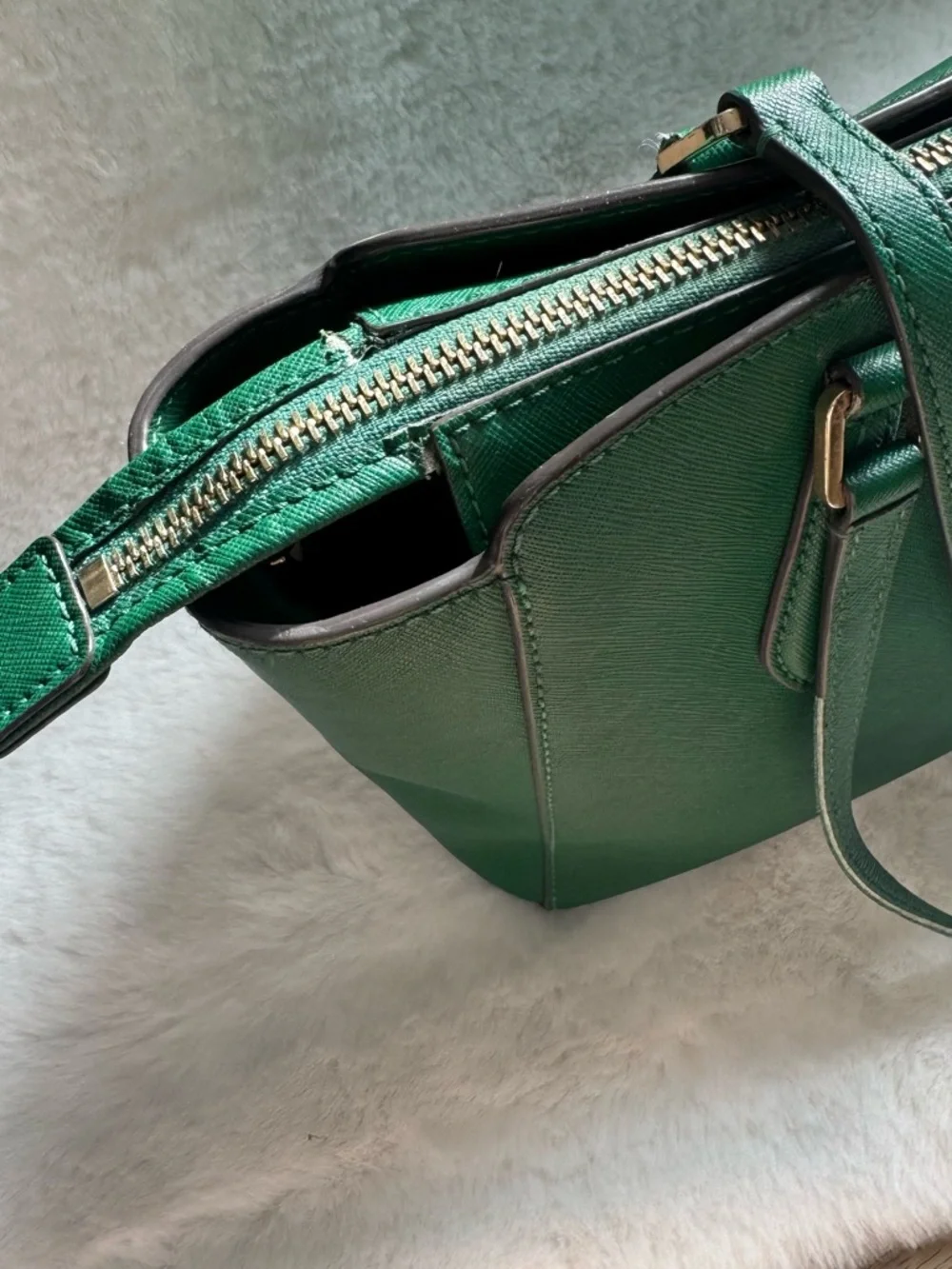 Tory Burch Green Saffiano Shoulder Tote with Red Logo Charm - Picture 4 of 5